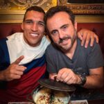 Charles Oliveira Instagram - Ser o primeiro lutador a ter um prato no @paris_6 mostra que estamos furando a bolha do MMA. Obrigado pelo convite @isaacazar é uma honra fazer parte desse cardápio com tanta gente incrível. Being the first fighter to have a dish at @paris_6 shows that we are breaking the MMA bubble. Thank you for the invitation @isaacazar, it is an honor to be part of this menu with so many amazing people. São Paulo, Brazil