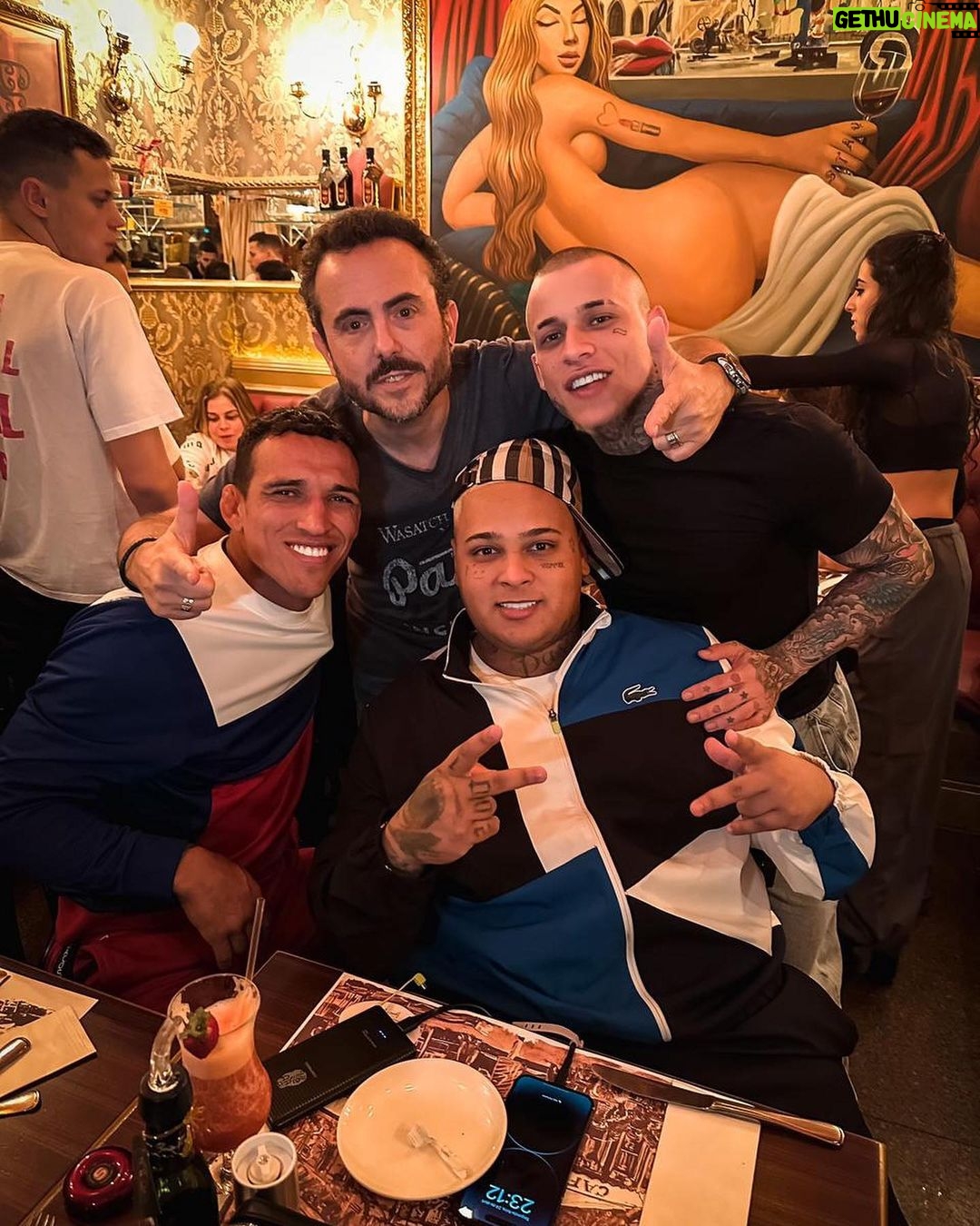 Charles Oliveira Instagram - Ser o primeiro lutador a ter um prato no @paris_6 mostra que estamos furando a bolha do MMA. Obrigado pelo convite @isaacazar é uma honra fazer parte desse cardápio com tanta gente incrível. Being the first fighter to have a dish at @paris_6 shows that we are breaking the MMA bubble. Thank you for the invitation @isaacazar, it is an honor to be part of this menu with so many amazing people. São Paulo, Brazil