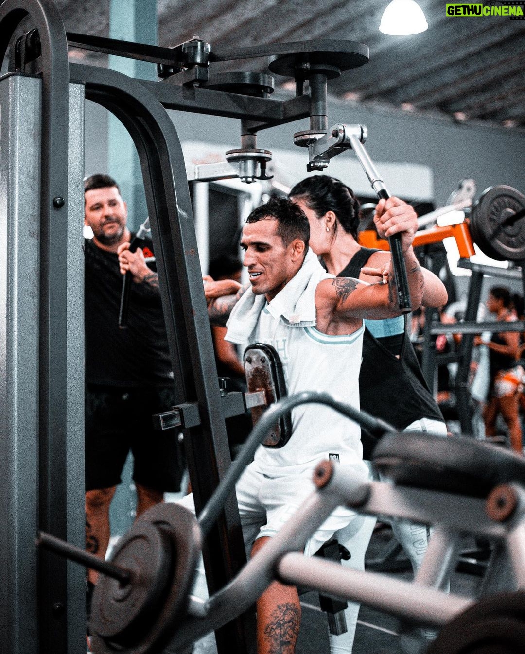 Charles Oliveira Instagram - Foco no objetivo, estamos treinando. Sรณ gratidรฃo pelos treino e por acreditar no meu trabalho ๐๐ผ๐๐ผ๐๐ผ Focus on the goal, I am training hard. Just gratitude for the workout and believing in my work ๐๐ผ๐๐ผ๐๐ผ @arenagymguaruja_oficial @gia.santos77 @biaah_silva92 @paulohenrique.oficiall Guarujรก, Brazil