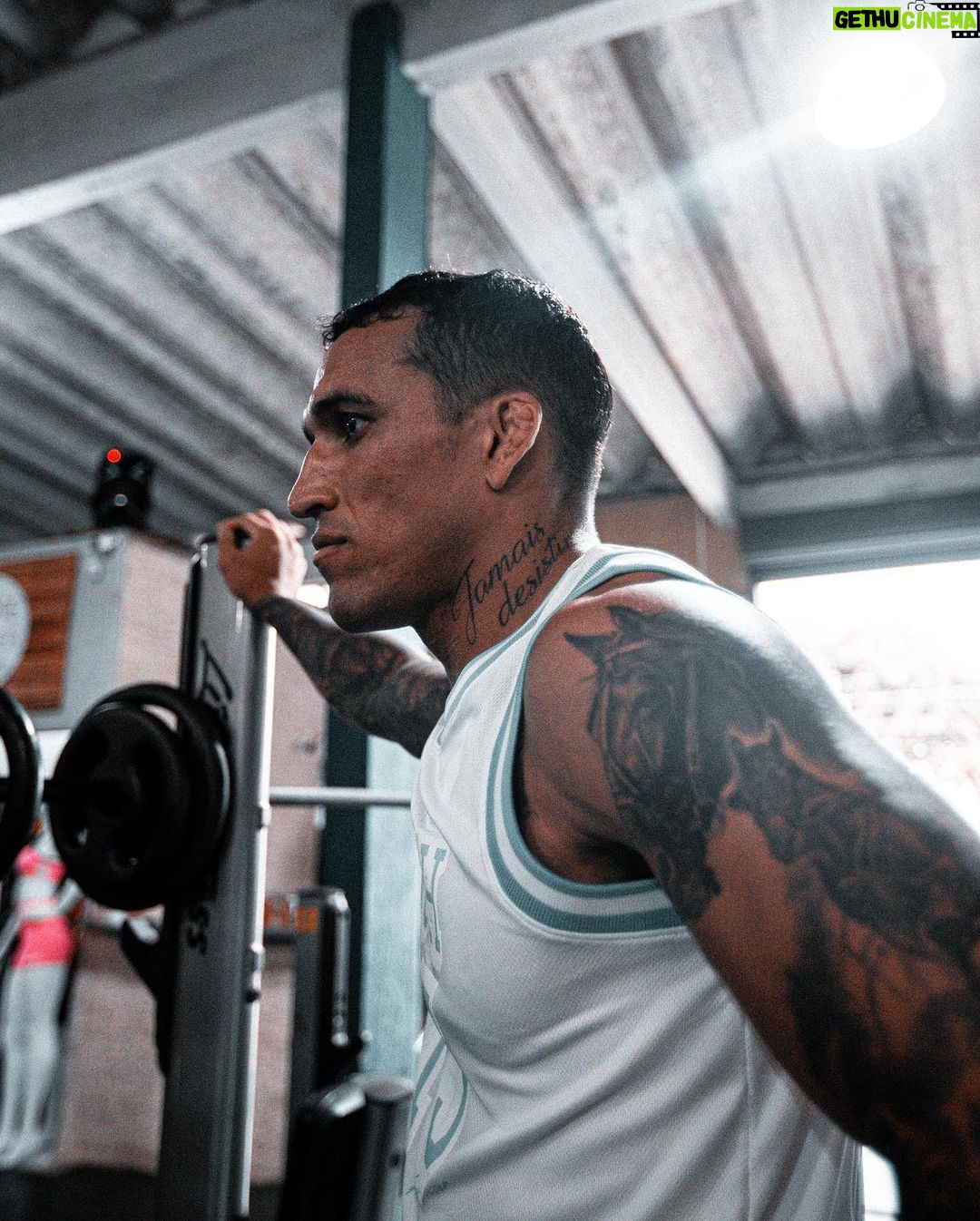 Charles Oliveira Instagram - Foco no objetivo, estamos treinando. Sรณ gratidรฃo pelos treino e por acreditar no meu trabalho ๐๐ผ๐๐ผ๐๐ผ Focus on the goal, I am training hard. Just gratitude for the workout and believing in my work ๐๐ผ๐๐ผ๐๐ผ @arenagymguaruja_oficial @gia.santos77 @biaah_silva92 @paulohenrique.oficiall Guarujรก, Brazil