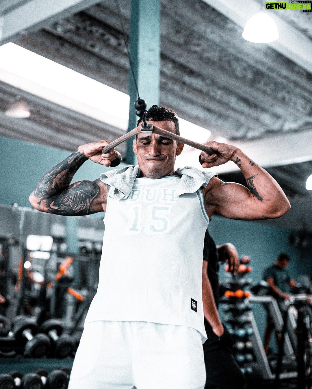 Charles Oliveira Instagram - Foco no objetivo, estamos treinando. Sรณ gratidรฃo pelos treino e por acreditar no meu trabalho ๐๐ผ๐๐ผ๐๐ผ Focus on the goal, I am training hard. Just gratitude for the workout and believing in my work ๐๐ผ๐๐ผ๐๐ผ @arenagymguaruja_oficial @gia.santos77 @biaah_silva92 @paulohenrique.oficiall Guarujรก, Brazil
