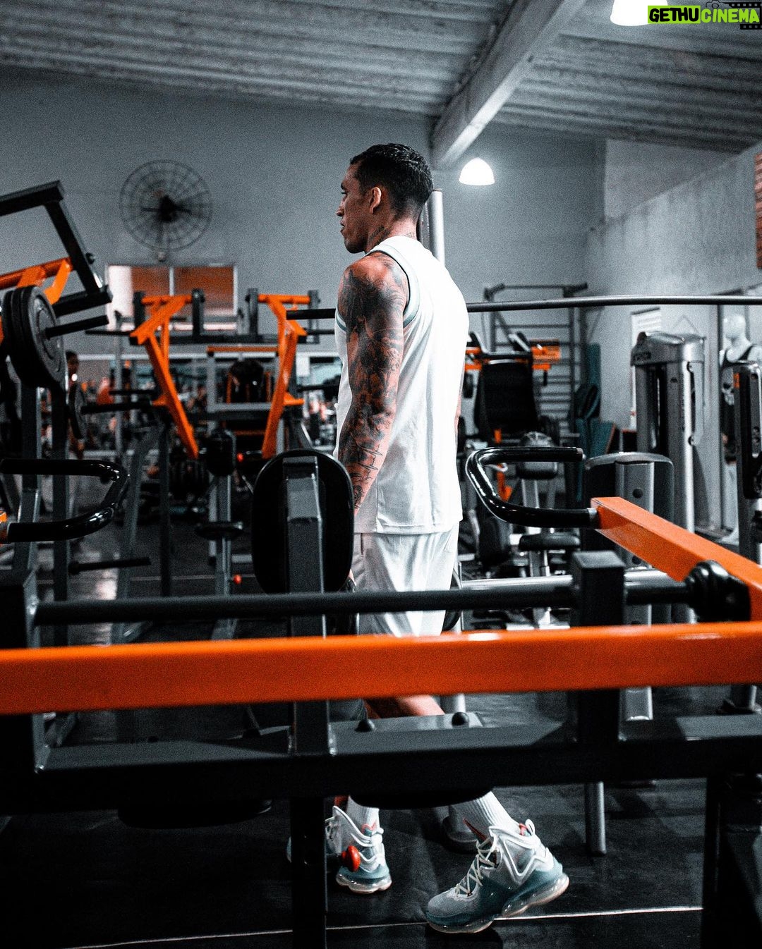 Charles Oliveira Instagram - Foco no objetivo, estamos treinando. Sรณ gratidรฃo pelos treino e por acreditar no meu trabalho ๐๐ผ๐๐ผ๐๐ผ Focus on the goal, I am training hard. Just gratitude for the workout and believing in my work ๐๐ผ๐๐ผ๐๐ผ @arenagymguaruja_oficial @gia.santos77 @biaah_silva92 @paulohenrique.oficiall Guarujรก, Brazil