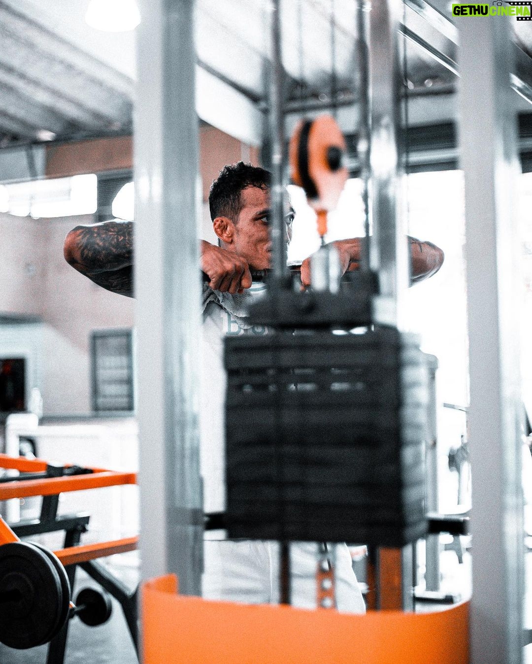 Charles Oliveira Instagram - Foco no objetivo, estamos treinando. Sรณ gratidรฃo pelos treino e por acreditar no meu trabalho ๐๐ผ๐๐ผ๐๐ผ Focus on the goal, I am training hard. Just gratitude for the workout and believing in my work ๐๐ผ๐๐ผ๐๐ผ @arenagymguaruja_oficial @gia.santos77 @biaah_silva92 @paulohenrique.oficiall Guarujรก, Brazil