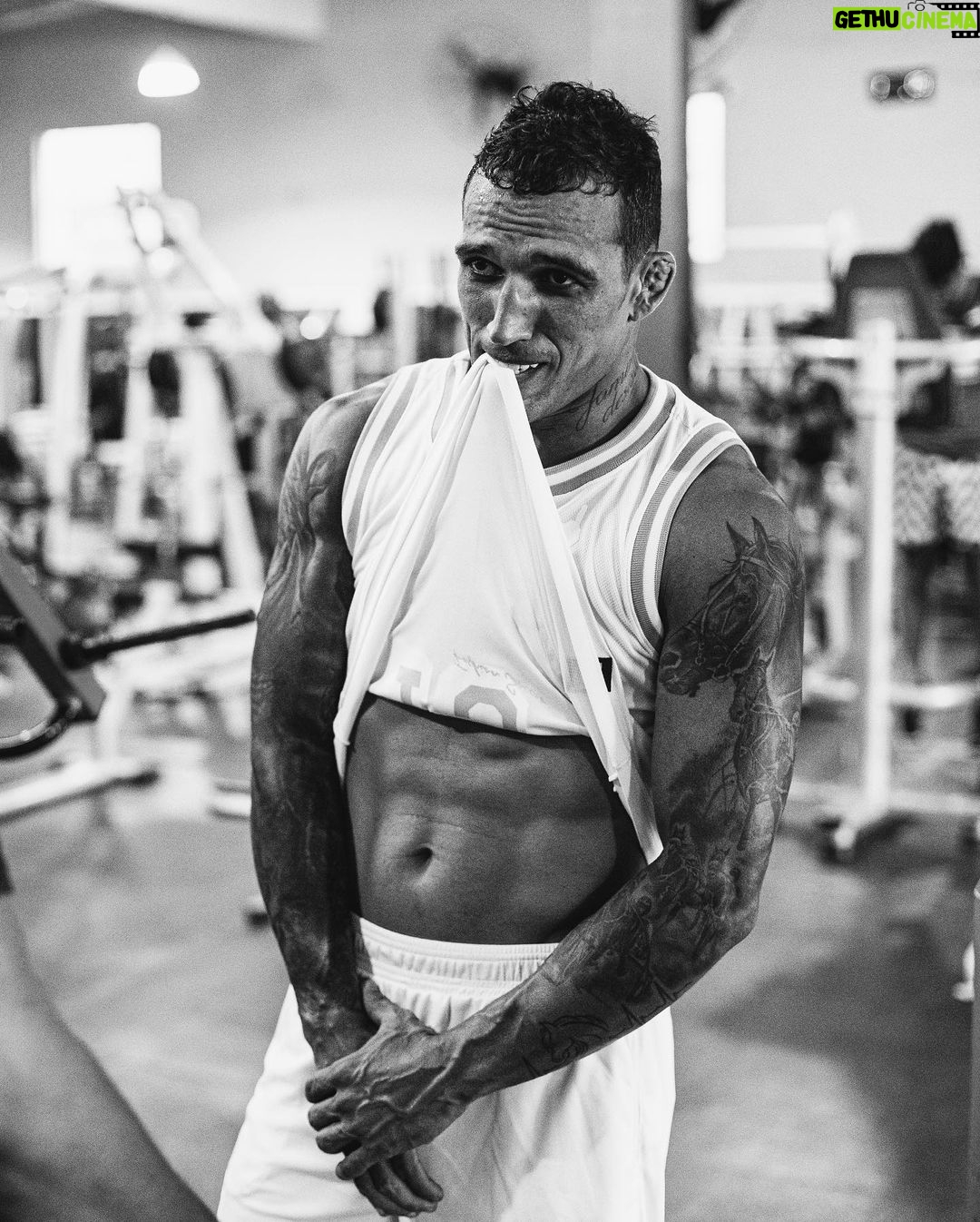 Charles Oliveira Instagram - Foco no objetivo, estamos treinando. Sรณ gratidรฃo pelos treino e por acreditar no meu trabalho ๐๐ผ๐๐ผ๐๐ผ Focus on the goal, I am training hard. Just gratitude for the workout and believing in my work ๐๐ผ๐๐ผ๐๐ผ @arenagymguaruja_oficial @gia.santos77 @biaah_silva92 @paulohenrique.oficiall Guarujรก, Brazil
