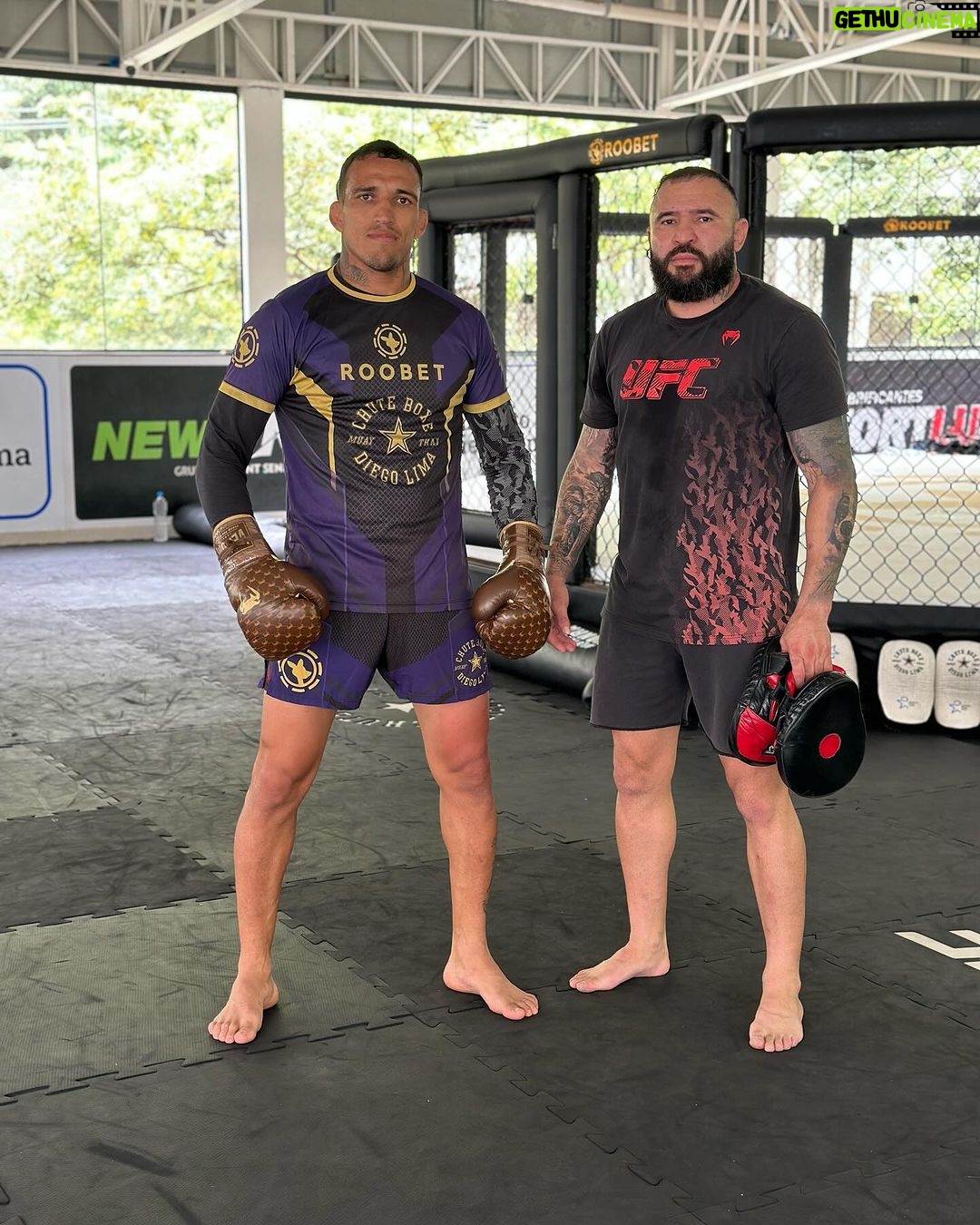 Charles Oliveira Instagram - Manopla com o meu irmão @cicerocoutinho @roobet