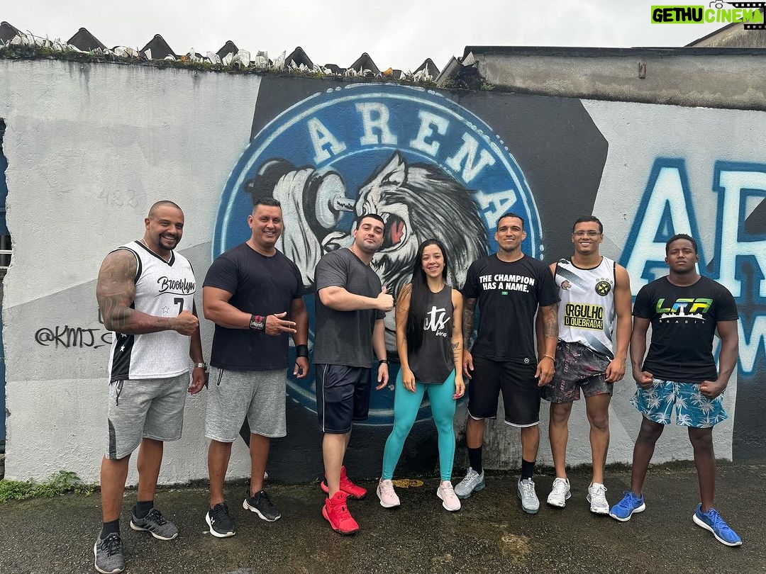Charles Oliveira Instagram - Casa dos dinossauros 🦖 @arethaluzz