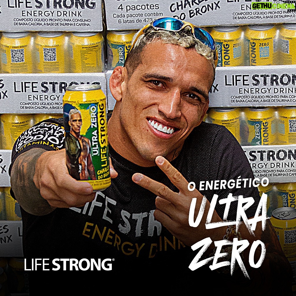 Charles Oliveira Instagram - Redescubra o sabor que você ama em uma embalagem especial de 473ml do nosso campeão de UFC favorito, Charles do Bronx! 💪🏽💙⚡️ #lifestrong #energydrink #charlesdobronx #energetico