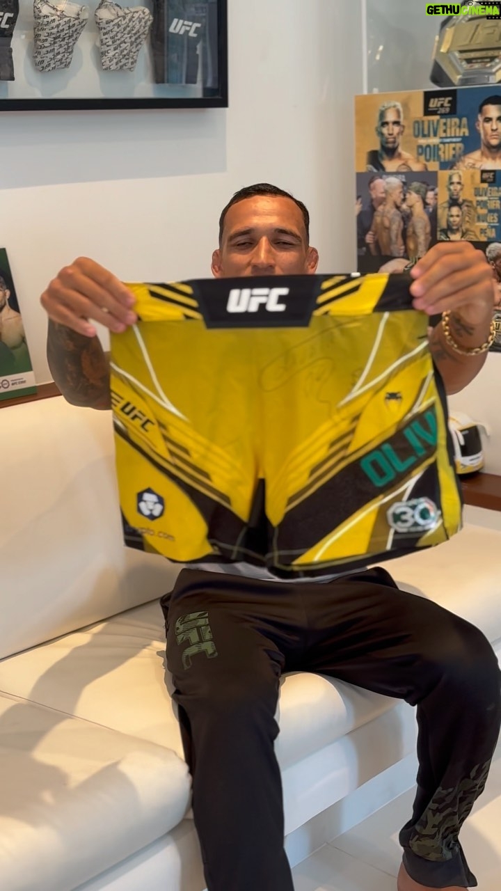 Charles Oliveira Instagram - Fala galera, conforme vcs viram no vídeo, estou sorteando o shorts da minha vitória contra o Dariush no Canadá, esse shorts é muito importante para mim, e agora ele pode ser seu, ele faz parte da minha história e eu usei em uma das minhas lutas mais importantes, eu autografei ele e agora ele pode ir para sua casa, espero que vcs gostem dessa ideia que eu tive, pretendo fazer mais vezes com muitas coisas importantes minhas, para participar é simples: 1° - Sigam meu perfil e a @Roobet. 2° - Marque três amigos nos comentários. 3° - Compartilhar esse vídeo no seu estorie. Tamo Junto Galera, obrigado por estarem comigo. Hi guys, as you saw in the video, I’m raffling off the shorts from my victory against Dariush in Canada, these shorts are very important to me, and now they can be yours, they’re part of my story and I used them in one of my most important fights, I autographed him and now he can come to your house, I hope you like this idea I made, I intend to do it more often with many of my important things, to participate it’s simple: 1° - Follow my profile and @Roobet. 2° - Tag three friends in the comments. 3° - Share this video to your story. Thank you for being with me.