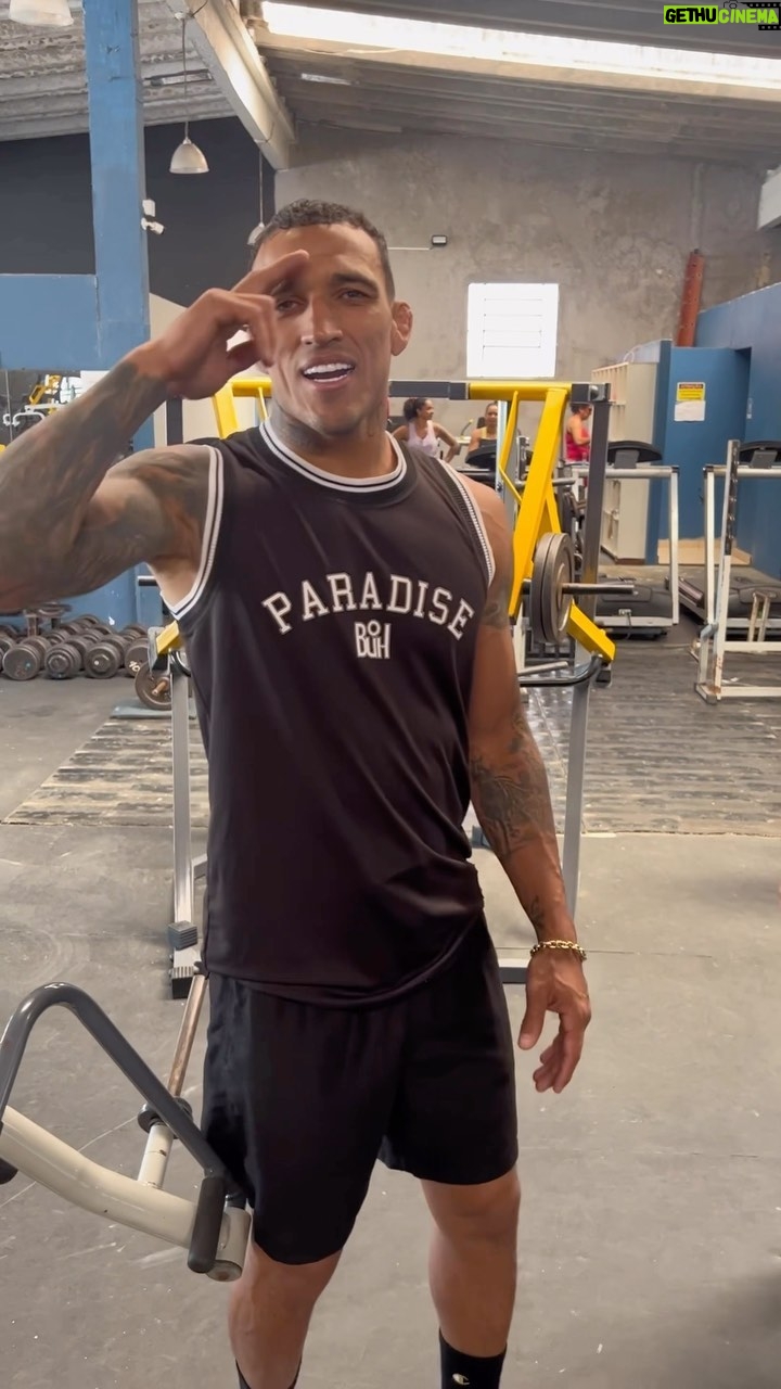 Charles Oliveira Instagram - Quer ver esse vídeo completo do meu treino na academia dos dinossauros? Entra la no meu @onlyfans. Tem muito conteudo exclusivo. Do you want to see the full video of my workout at the dinosaurs’ gym? Come check it out on my @onlyfans. There’s a lot of exclusive content.