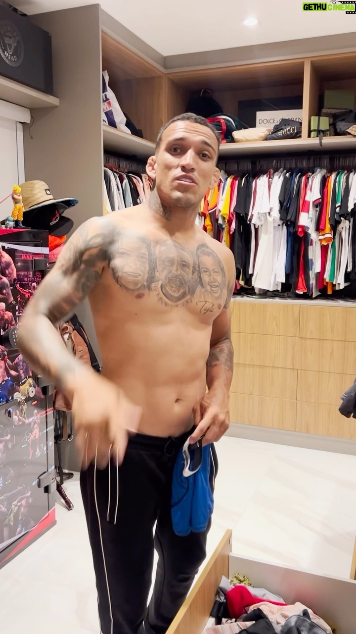 Charles Oliveira Instagram - Quer ver esse vídeo completo? Corre lá no meu @onlyfans. Tem muito conteúdo exclusivo pra vocês. Do you want to see the full video? Visit my @onlyfans. There’s a lot of exclusive content for you. For English speakers, all the content has subtitles.