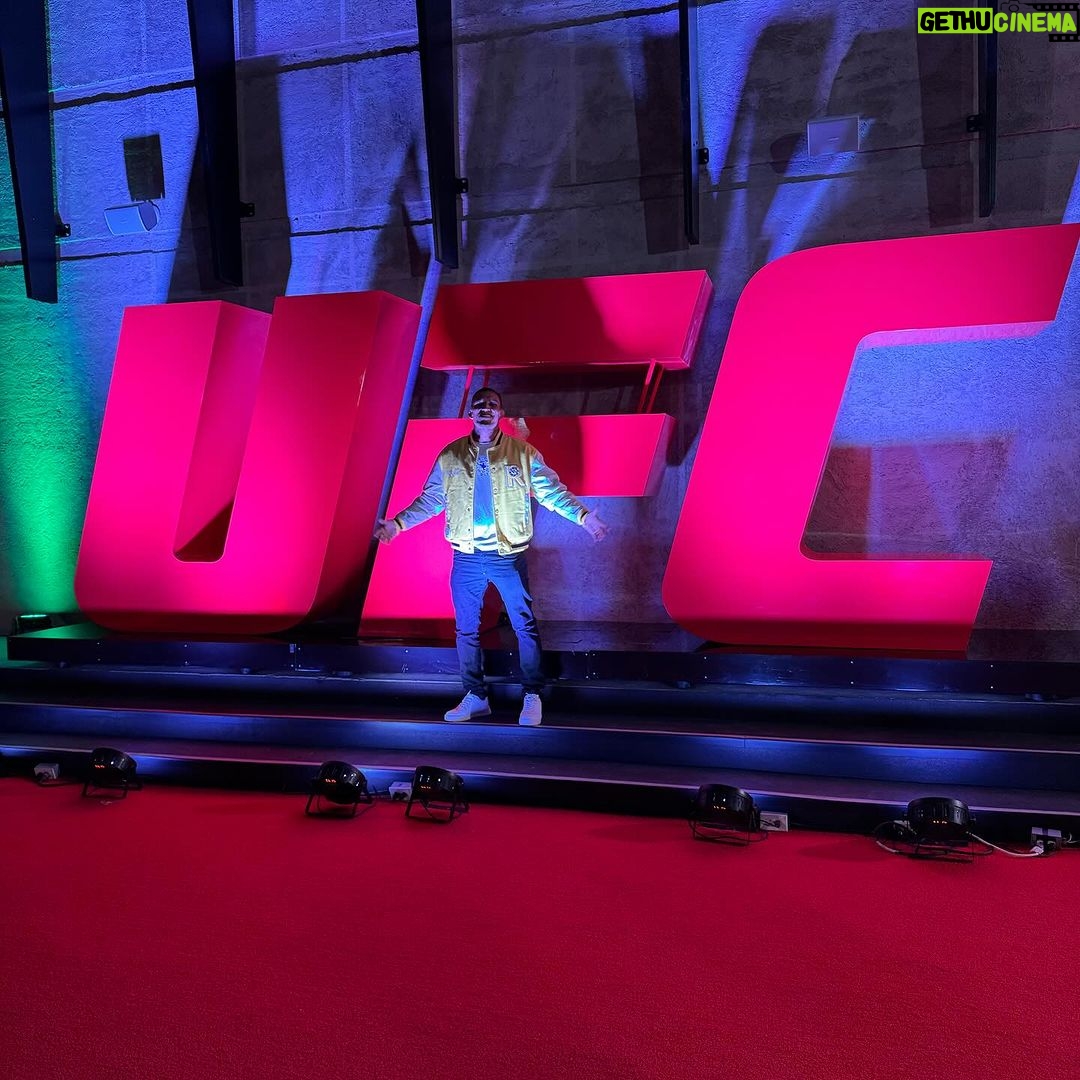 Charles Oliveira Instagram - Dia de inauguração do UFC PI aqui na cidade do México, só tenho gratidão a Deus por tudo que venho vivendo, obrigado UFC por me dar todo o suporte que preciso para ser quem sou hoje. @danawhite @diegolimacb @seanshelby @li_caparroz Opening day of UFC PI here in Mexico City, I only have gratitude to God for everything I’ve been experiencing, thank you UFC for giving me all the support I need to be who I am today. @danawhite @diegolimacb @seanshelby @li_caparroz Día inaugural de UFC PI aquí en la Ciudad de México, solo tengo agradecimiento a Dios por todo lo que estoy viviendo, gracias UFC por darme todo el apoyo que necesito para ser quien soy hoy. @danawhite @diegolimacb @seanshelby @li_caparroz