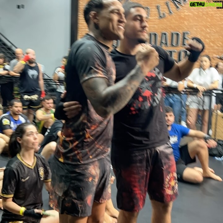 Charles Oliveira Instagram - Hoje foi dia de seminário @chuteboxe_campinas, quero agradecer meu irmão @duduchuteboxe e toda a família chute boxe pelo suporte e todos presente até a próxima 😍👊🏼🙏
