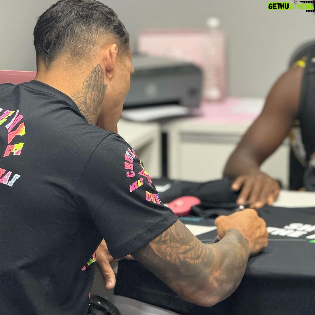 Charles Oliveira Instagram - Hoje foi dia de seminário @chuteboxe_campinas, quero agradecer meu irmão @duduchuteboxe e toda a família chute boxe pelo suporte e todos presente até a próxima 😍👊🏼🙏