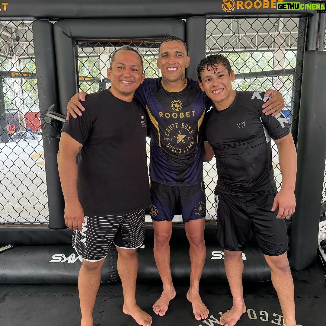 Charles Oliveira Instagram - Hoje tivemos o imenso prazer de treinar com @micagalvaojj e toda sua equipe, obrigado pelo treino e por essa divisão de conhecimento 💪👊 Chute Boxe - Diego Lima