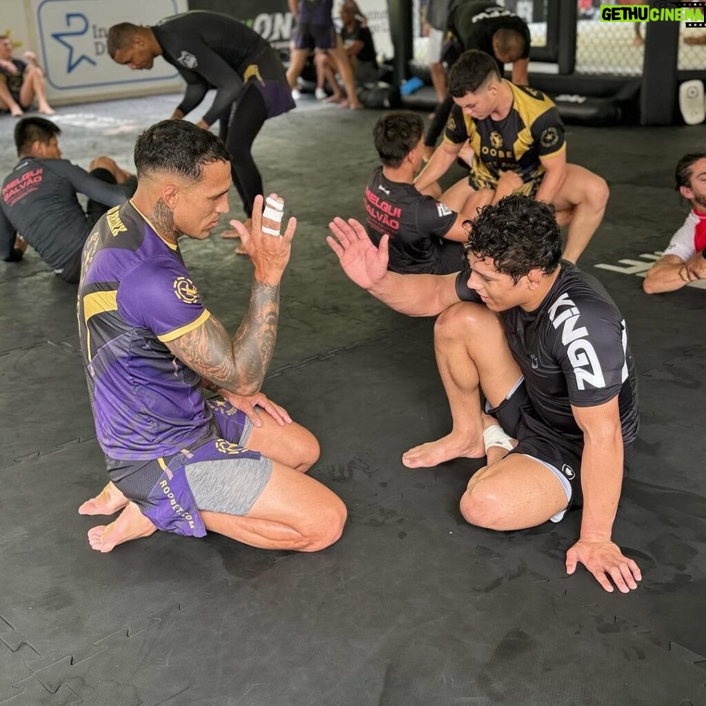 Charles Oliveira Instagram - Hoje tivemos o imenso prazer de treinar com @micagalvaojj e toda sua equipe, obrigado pelo treino e por essa divisão de conhecimento 💪👊 Chute Boxe - Diego Lima