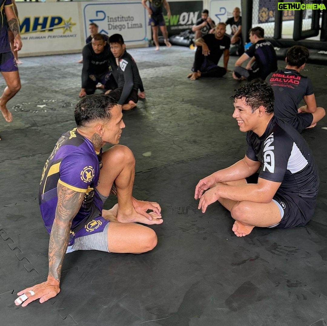 Charles Oliveira Instagram - Hoje tivemos o imenso prazer de treinar com @micagalvaojj e toda sua equipe, obrigado pelo treino e por essa divisão de conhecimento 💪👊 Chute Boxe - Diego Lima