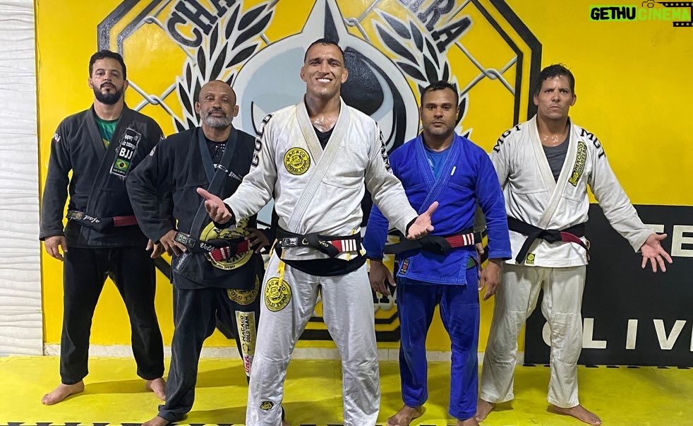 Charles Oliveira Instagram - Hoje foi dia de jiu Jitsu a arte suave milenar ππΌππΌ n@charlesoliveiragoldteam @institutocharlesdobronxs Centro de Treinamento Charles Oliveira Gold Team