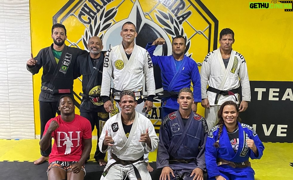 Charles Oliveira Instagram - Hoje foi dia de jiu Jitsu a arte suave milenar ππΌππΌ n@charlesoliveiragoldteam @institutocharlesdobronxs Centro de Treinamento Charles Oliveira Gold Team