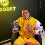 Charles Oliveira Instagram - Fala minha família vocês já conhecem o livro “DO BRONXS PARA O MUNDO”?! Então esse livro escrito pelo meu parceiro @peolvr contando um pouco da minha história, e para adquirir é muito fácil só acessar o site através do link ou no Instagram @dobronxsparaomundo vem conhecer um pouco dessa história 🙏📚❤️ Guarujá, Brazil