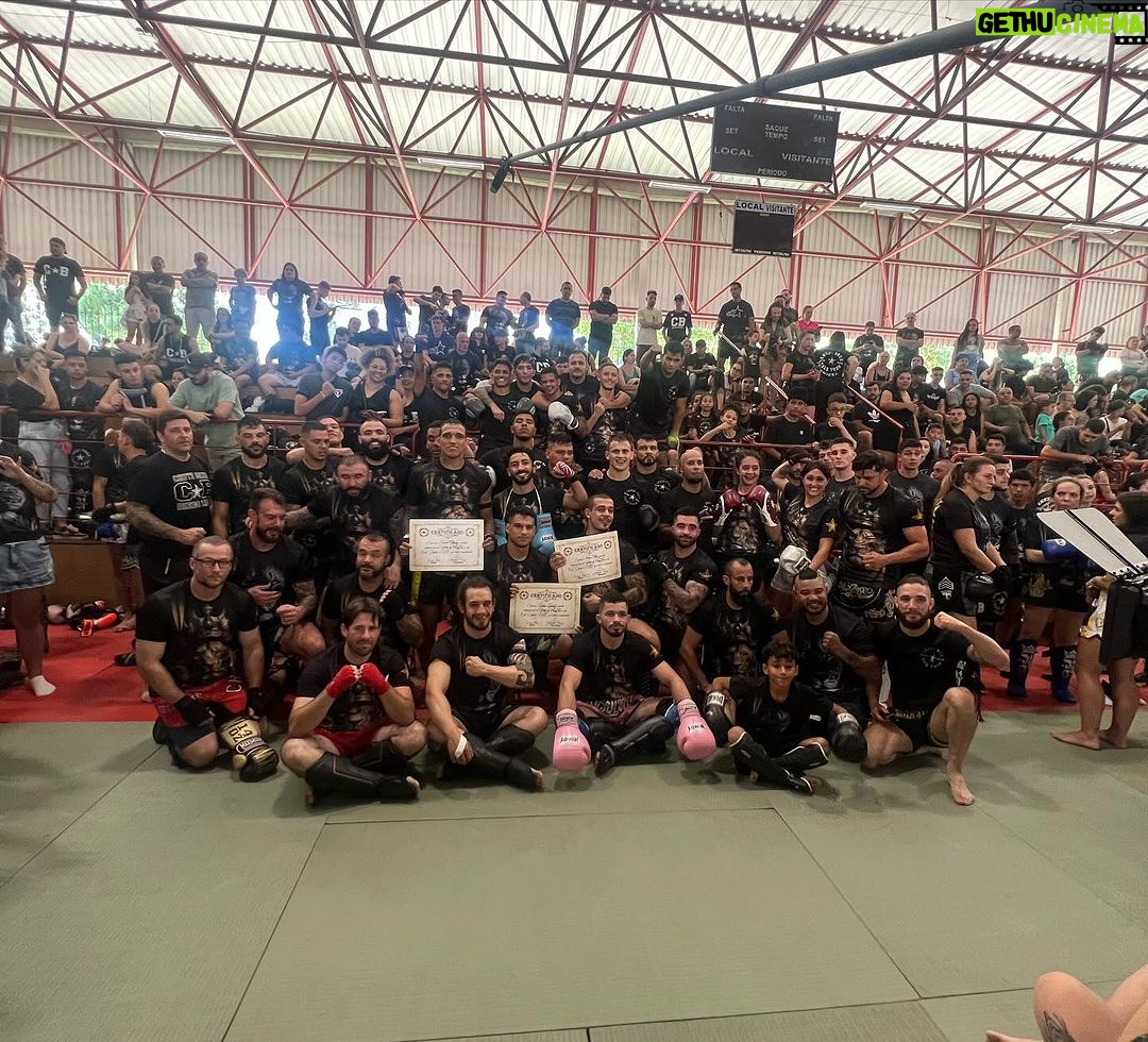 Charles Oliveira Instagram - Hoje foi um dia muito especial dia de encontro nacional da @chuteboxeoficial e depois de um trabalho árduo me tornei nível preta de muay thai só gratidão a todos que acreditaram no meu trabalho 💪👊🏼💪 @diegolimacb @rudimar.fedrigo @jorgepatinomacaco @cicerocoutinho @gia.santos77 @danielwillycatcb @duduchuteboxe Curitiba, Brazil