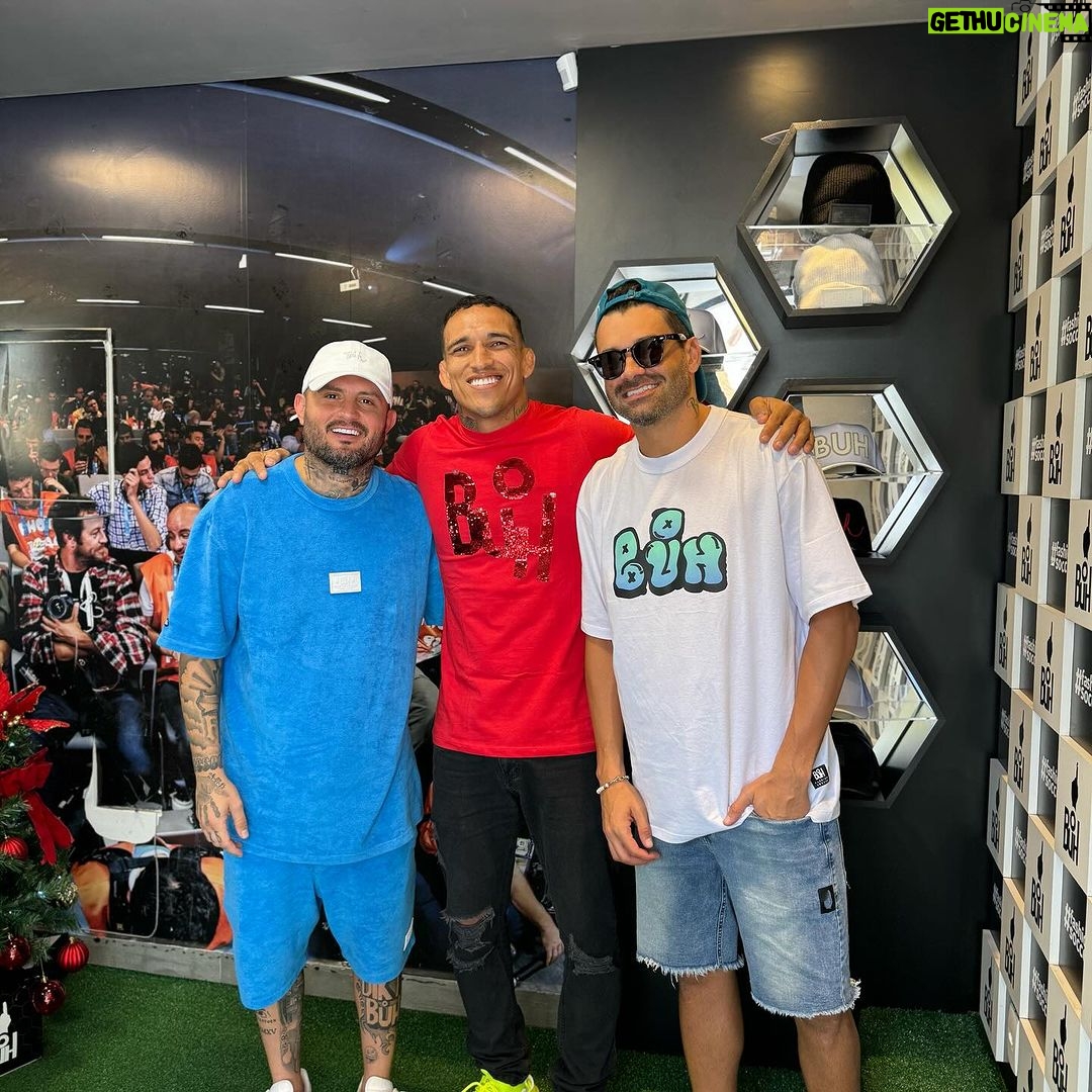Charles Oliveira Instagram - Hoje foi dia de cola na loja dos meus irmãos só gratidão por todo carinho @buhvestiariotatuape @usebuh @sanchezfelipe @navarrodiego