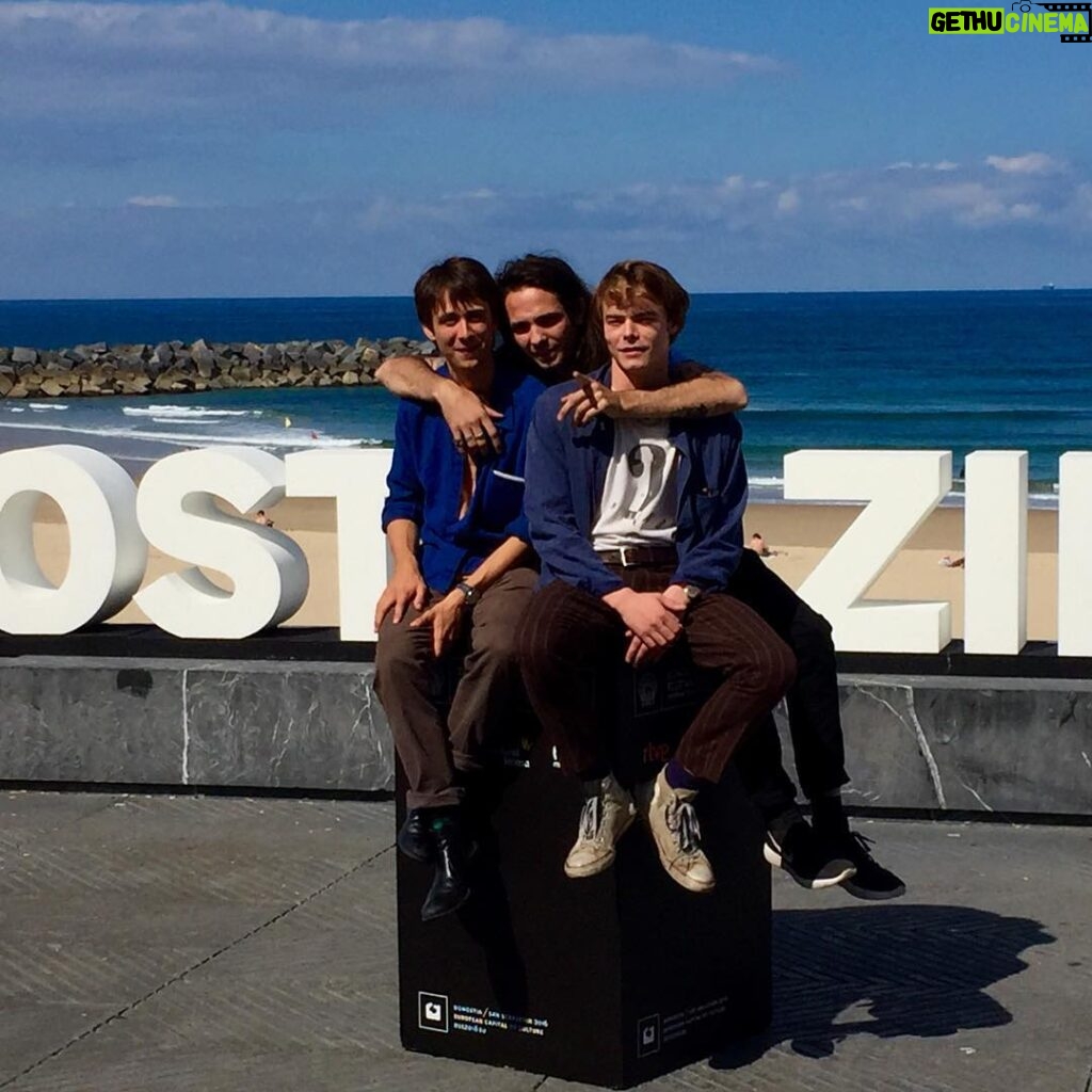 Charlie Heaton Instagram - Three boys one square. @asyouaremovie at @sansebastianfes !!!!!!💃💃💃💃💃👯 Festival de cine de San Sebastián