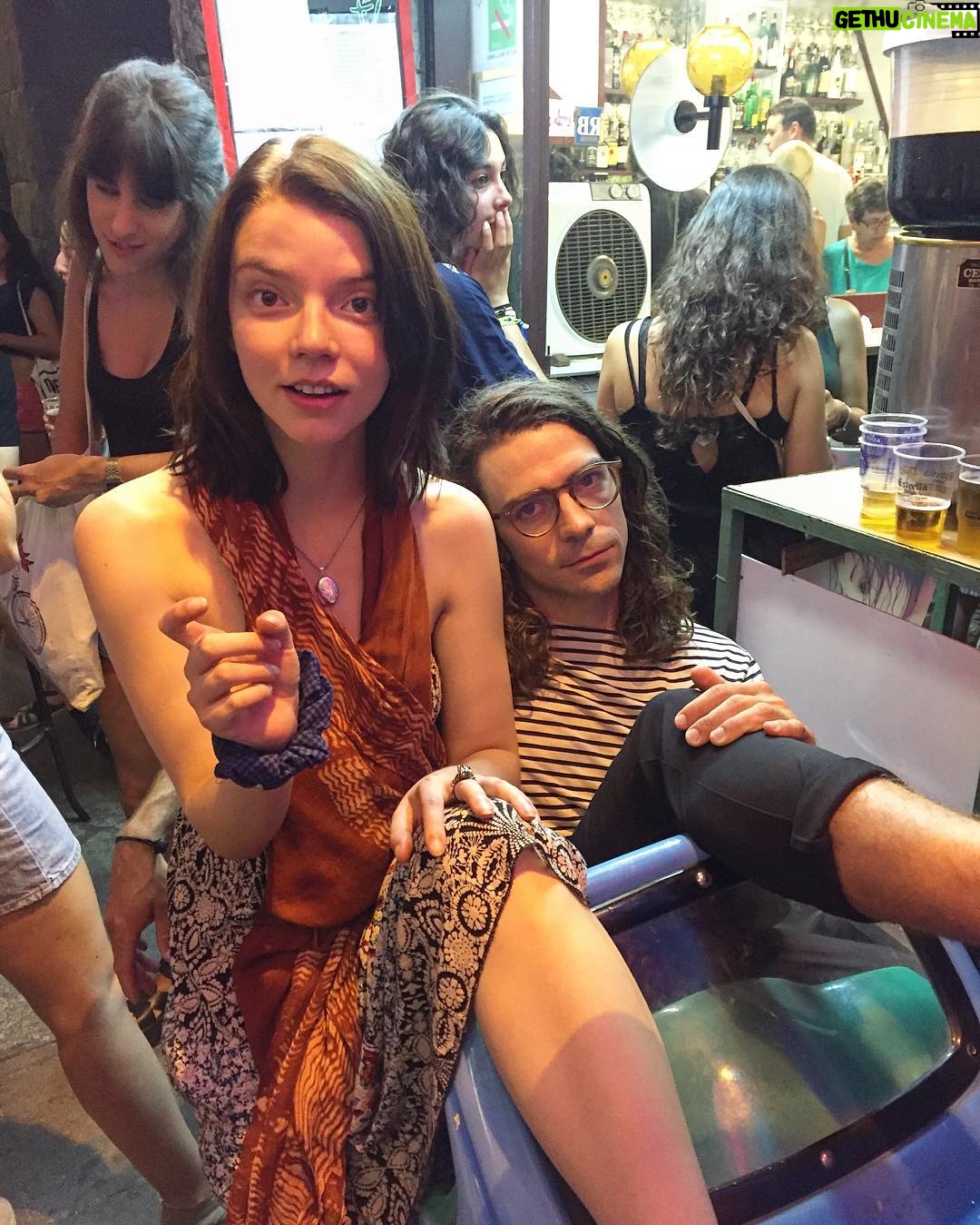 Charlie Heaton Instagram - 🏎🏎 Wacky Racers 🏎🏎 @anyataylorjoy @klittl Fiesta Major De Gracia Barcelona