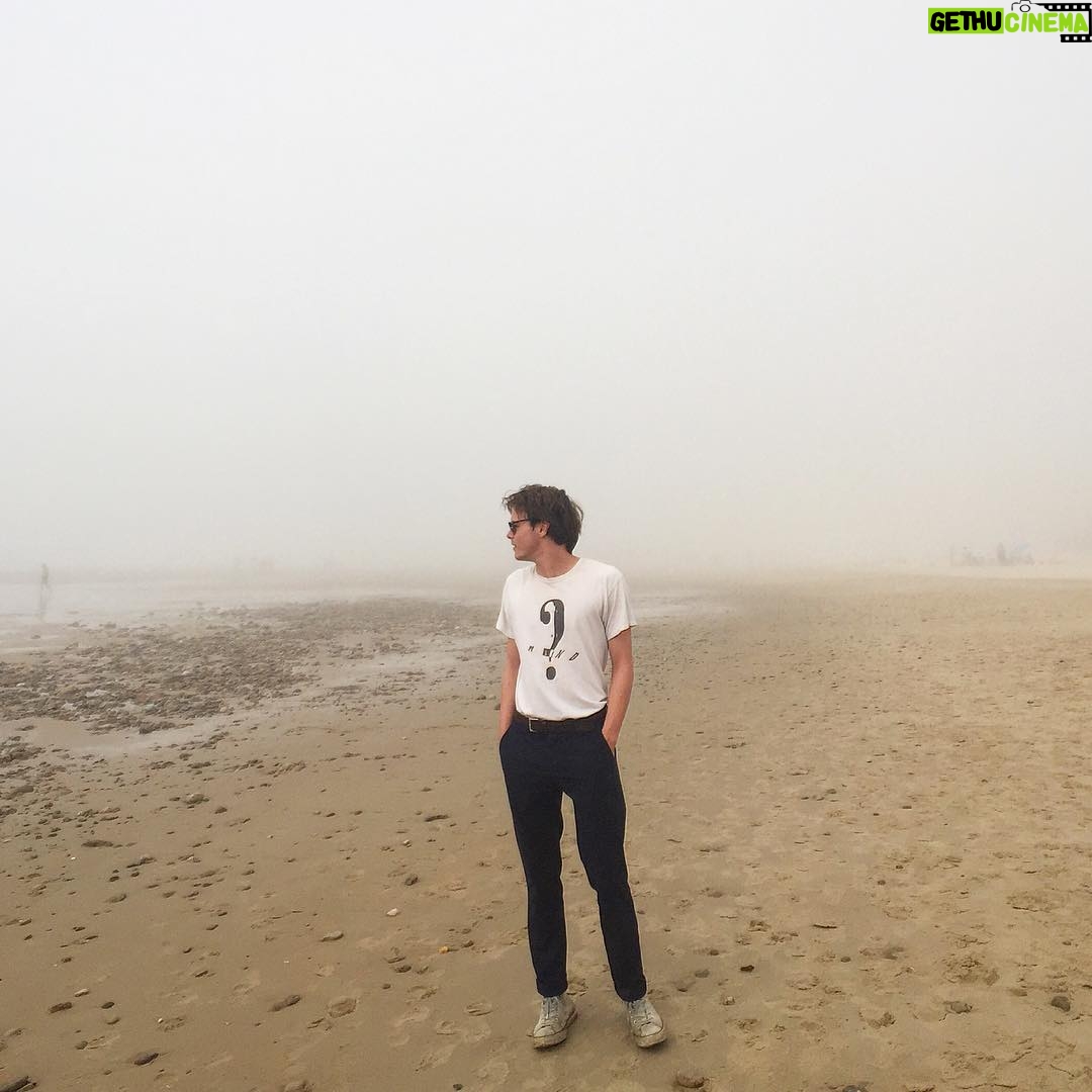 Charlie Heaton Instagram - 馃尗馃尗馃尗 馃摳: @klittl Playa del Mer贸n - San Vicente de la Barquera