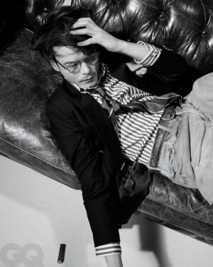 Charlie Heaton Instagram - @gq  photographer @sharifhamza stylist @tietztietz groomer @adammarkarian