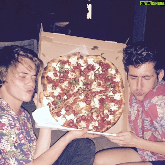 Charlie Heaton Instagram - #carbs @csbillik @gabriellabwall Chinatown Area