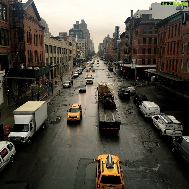 Charlie Heaton Instagram - My new temporary home NewYork City , USA