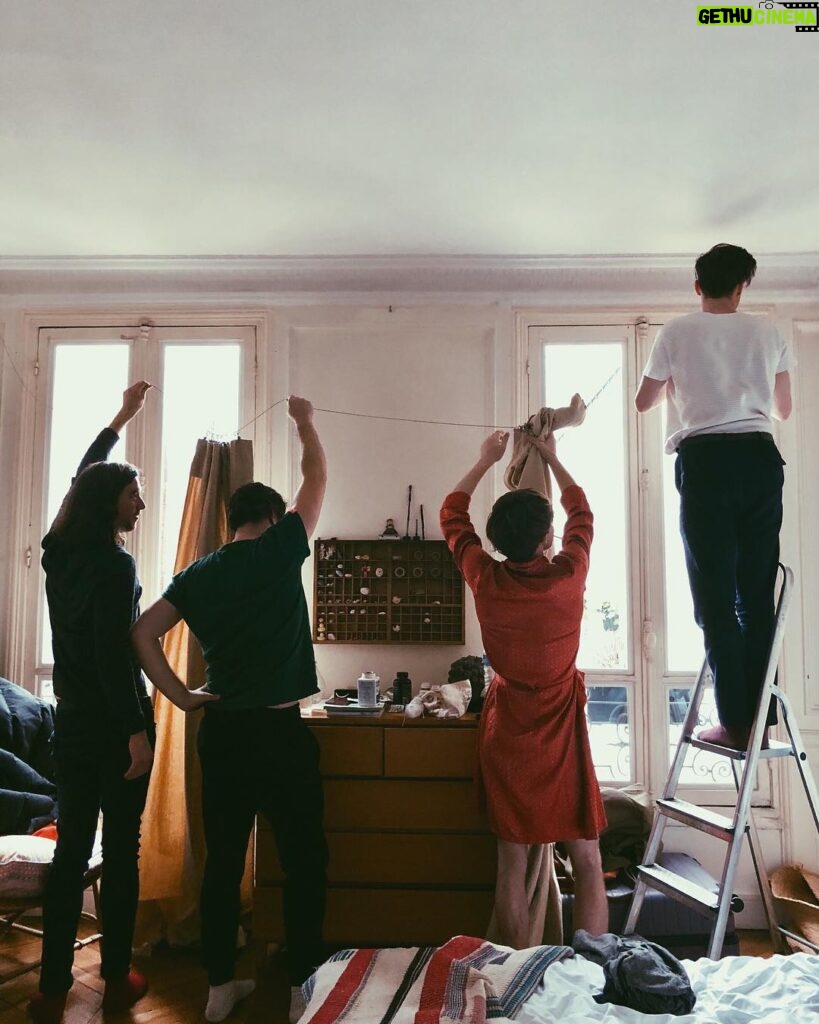 Charlie Heaton Instagram - Who’s line is it anyway? Au revoir 😢 Paris, France