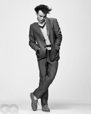 Charlie Heaton Instagram - @gq  photographer @sharifhamza stylist @tietztietz groomer @adammarkarian