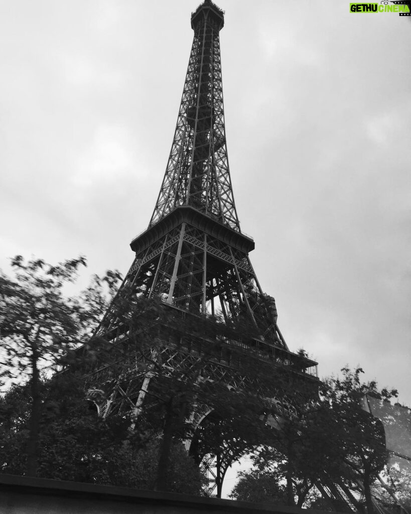 Charlie Heaton Instagram - Bonjour Paris 🇫🇷