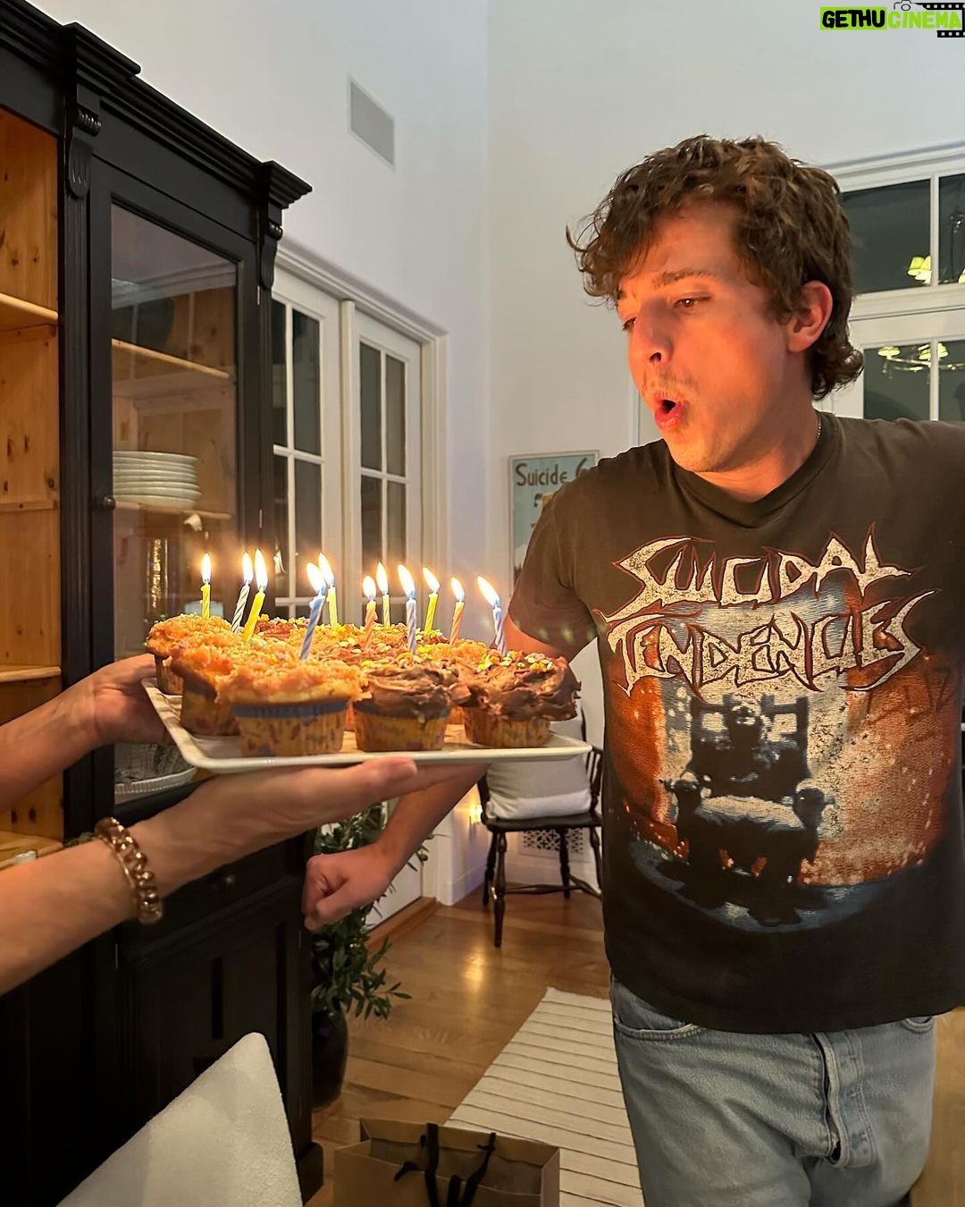 Charlie Puth Instagram - Best birthday ever!! 32!!! Thank you