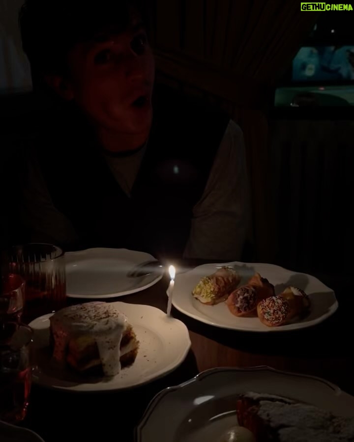 Charlie Puth Instagram - Best birthday ever!! 32!!! Thank you