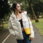 Charlize Lamb Instagram - 平常最喜歡的就是冬天，溫度適宜又舒服，有件雙面穿著又獨特的外套，可以隨心情展現截然不同的俐落風貌。 @canadagoose #CanadaGooseTW #LiveInTheOpen