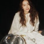 Charlize Lamb Instagram - 聖誕節是我每年最期待的日子，喜歡溫溫暖暖的氣息🎄✨ 期待與家人和朋友們一起在家來一場派對🥂✨ 素色服裝搭上《迪奧藍星唇膏金燦手拿包》，優雅時尚，還可當成隨身小包。 我的聖誕節look則是使用迪奧杜樂麗花園限量版—— 點點星光的指甲油#900、閃耀輕盈舒適的唇露#620、暖陽與神秘氣息的眼影組合#543和#043，以及呈現活力朝氣的溫柔氣色的腮紅#211，一起來感受聖誕節美好的魔力☃️💖 @Dior @DiorBeauty #DiorBeauty #DreamInDior #DiorHoliday