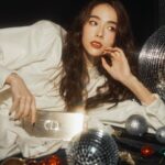 Charlize Lamb Instagram - 聖誕節是我每年最期待的日子，喜歡溫溫暖暖的氣息🎄✨ 期待與家人和朋友們一起在家來一場派對🥂✨ 素色服裝搭上《迪奧藍星唇膏金燦手拿包》，優雅時尚，還可當成隨身小包。 我的聖誕節look則是使用迪奧杜樂麗花園限量版—— 點點星光的指甲油#900、閃耀輕盈舒適的唇露#620、暖陽與神秘氣息的眼影組合#543和#043，以及呈現活力朝氣的溫柔氣色的腮紅#211，一起來感受聖誕節美好的魔力☃️💖 @Dior @DiorBeauty #DiorBeauty #DreamInDior #DiorHoliday