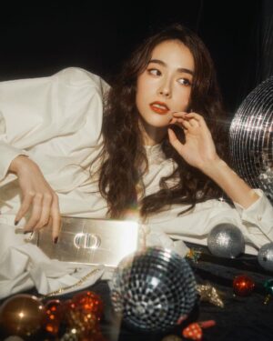 Charlize Lamb Instagram - 聖誕節是我每年最期待的日子，喜歡溫溫暖暖的氣息🎄✨
期待與家人和朋友們一起在家來一場派對🥂✨

素色服裝搭上《迪奧藍星唇膏金燦手拿包》，優雅時尚，還可當成隨身小包。
我的聖誕節look則是使用迪奧杜樂麗花園限量版——
點點星光的指甲油#900、閃耀輕盈舒適的唇露#620、暖陽與神秘氣息的眼影組合#543和#043，以及呈現活力朝氣的溫柔氣色的腮紅#211，一起來感受聖誕節美好的魔力☃️💖

@Dior @DiorBeauty #DiorBeauty #DreamInDior #DiorHoliday