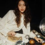 Charlize Lamb Instagram - 聖誕節是我每年最期待的日子，喜歡溫溫暖暖的氣息🎄✨ 期待與家人和朋友們一起在家來一場派對🥂✨ 素色服裝搭上《迪奧藍星唇膏金燦手拿包》，優雅時尚，還可當成隨身小包。 我的聖誕節look則是使用迪奧杜樂麗花園限量版—— 點點星光的指甲油#900、閃耀輕盈舒適的唇露#620、暖陽與神秘氣息的眼影組合#543和#043，以及呈現活力朝氣的溫柔氣色的腮紅#211，一起來感受聖誕節美好的魔力☃️💖 @Dior @DiorBeauty #DiorBeauty #DreamInDior #DiorHoliday