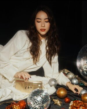 Charlize Lamb Instagram - 聖誕節是我每年最期待的日子，喜歡溫溫暖暖的氣息🎄✨
期待與家人和朋友們一起在家來一場派對🥂✨

素色服裝搭上《迪奧藍星唇膏金燦手拿包》，優雅時尚，還可當成隨身小包。
我的聖誕節look則是使用迪奧杜樂麗花園限量版——
點點星光的指甲油#900、閃耀輕盈舒適的唇露#620、暖陽與神秘氣息的眼影組合#543和#043，以及呈現活力朝氣的溫柔氣色的腮紅#211，一起來感受聖誕節美好的魔力☃️💖

@Dior @DiorBeauty #DiorBeauty #DreamInDior #DiorHoliday