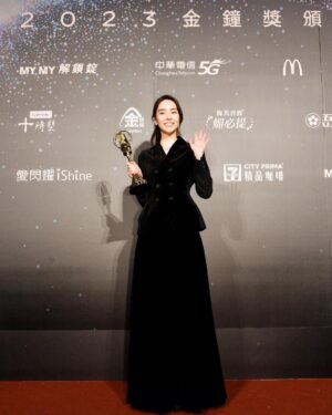 Charlize Lamb Instagram - 像一場夢的夜晚
讓第一次拍片的我有機會可以站上舞台
謝謝金鐘58

當時的我腦中一片空白
有太多太多要感謝的人來不及說出口
在這裡...
我想要好好的跟他們說聲謝謝！

謝謝家人和朋友們
  一直以來支持我

謝謝卓立導演及如芬姐
  一路的信任與相伴

謝謝編劇郁芳姐、以文哥、丁寧姐、伊正哥
謝謝可愛的Annika、Tammy、MiuMiu
  讓我在拍攝過程中得到許多珍貴的收穫

謝謝《她和她的她》每位辛苦的幕後工作人員
  沒有你們，也就不會有這部片的完成

謝謝周子娛樂的陪伴

謝謝八大、Netflix播出
  讓更多觀眾可以看到這個故事

謝謝大家給予我和小晨曦的溫暖
  我會繼續努力的♥️

@dior @piaget 
@yml.makeup 
@fran_lin15 
@aoba.nagi 三立電視提供