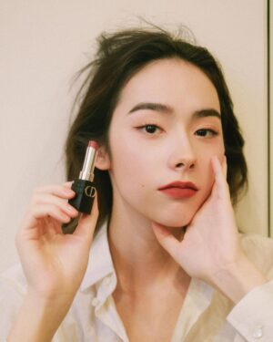 Charlize Lamb Instagram - 平時喜歡與自己唇色貼近的口紅，日常外出時會用  #迪奧超完美持久唇膏 #630 點綴我的唇色，在照鏡子的時候，看到淡淡的奶茶色會不自覺的嘴角上揚；若是出席朋友婚禮 #330 會是我的首選，粉橘色看起來甜甜的，希望可以為朋友們帶來甜甜的祝福。

而 #625 與 #729 讓我在工作的場合裡看起來更迷人，搭配使用讓每個重要的瞬間都能自信滿滿。

@Dior
@DiorBeauty
#ROUGEDIOR
#霧黑管