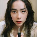 Charlize Lamb Instagram - 平時喜歡與自己唇色貼近的口紅，日常外出時會用 #迪奧超完美持久唇膏 #630 點綴我的唇色，在照鏡子的時候，看到淡淡的奶茶色會不自覺的嘴角上揚；若是出席朋友婚禮 #330 會是我的首選，粉橘色看起來甜甜的，希望可以為朋友們帶來甜甜的祝福。 而 #625 與 #729 讓我在工作的場合裡看起來更迷人，搭配使用讓每個重要的瞬間都能自信滿滿。 @Dior @DiorBeauty #ROUGEDIOR #霧黑管