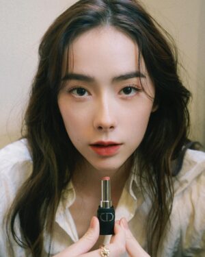 Charlize Lamb Instagram - 平時喜歡與自己唇色貼近的口紅，日常外出時會用  #迪奧超完美持久唇膏 #630 點綴我的唇色，在照鏡子的時候，看到淡淡的奶茶色會不自覺的嘴角上揚；若是出席朋友婚禮 #330 會是我的首選，粉橘色看起來甜甜的，希望可以為朋友們帶來甜甜的祝福。

而 #625 與 #729 讓我在工作的場合裡看起來更迷人，搭配使用讓每個重要的瞬間都能自信滿滿。

@Dior
@DiorBeauty
#ROUGEDIOR
#霧黑管