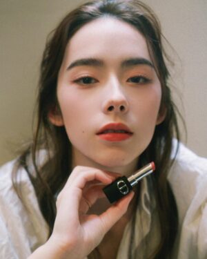 Charlize Lamb Instagram - 平時喜歡與自己唇色貼近的口紅，日常外出時會用  #迪奧超完美持久唇膏 #630 點綴我的唇色，在照鏡子的時候，看到淡淡的奶茶色會不自覺的嘴角上揚；若是出席朋友婚禮 #330 會是我的首選，粉橘色看起來甜甜的，希望可以為朋友們帶來甜甜的祝福。

而 #625 與 #729 讓我在工作的場合裡看起來更迷人，搭配使用讓每個重要的瞬間都能自信滿滿。

@Dior
@DiorBeauty
#ROUGEDIOR
#霧黑管