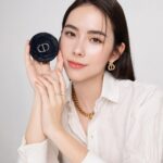 Charlize Lamb Instagram - 夏日，外出前上妝，我會使用《迪奧超完美氣墊粉餅》。 我喜歡刺繡騰格紋外殼與柔霧光妝效，霧面效果若隱若現，明顯感受到就算在外一整天也超控油、保濕，讓我在上妝時可以同時兼顧保養肌膚，可謂是超完美底妝的最佳選擇。 《迪奧超完美氣墊粉餅》有刺繡藤格紋*漆皮藤格紋兩種全新外殼，及柔霧光、水潤光兩種妝效，搭配為2款妝效特別設計的粉撲，簡單上妝不卡紋，讓大家都能找到屬於自己的氣墊粉餅。 @DiorBeauty #Dior #DiorBeauty #DiorForever #DiorRougeBlush #迪奧超完美氣墊粉餅 #Dior彩妝大使