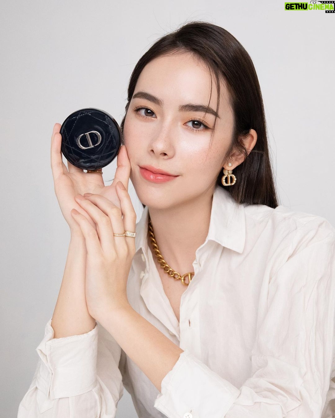 Charlize Lamb Instagram - 夏日,外出前上妝,我會使用《迪奧超完美氣墊粉餅》。 我喜歡刺繡騰格紋外殼與柔霧光妝效,霧面效果若隱若現,明顯感受到就算在外一整天也超控油、保濕,讓我在上妝時可以同時兼顧保養肌膚,可謂是超完美底妝的最佳選擇。 《迪奧超完美氣墊粉餅》有刺繡藤格紋*漆皮藤格紋兩種全新外殼,及柔霧光、水潤光兩種妝效,搭配為2款妝效特別設計的粉撲,簡單上妝不卡紋,讓大家都能找到屬於自己的氣墊粉餅。 @DiorBeauty #Dior #DiorBeauty #DiorForever #DiorRougeBlush #迪奧超完美氣墊粉餅 #Dior彩妝大使