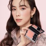 Charlize Lamb Instagram - 我喜歡把腮紅擦在顴骨的位子，會有拉提的效果，這次DIOR主打的保養系腮紅《迪奧超完美亮妍腮紅》，注入了天然花卉精華，可以提升上妝後肌膚保濕的感覺，使妝感紅潤又有透亮感。 我近期常使用的色號是#219，很喜歡這粉嫩、輕盈裸透又顯色，是我外出必備的小產品。 @diorbeauty #Dior #DiorForever #迪奧超完美亮妍腮紅 #Dior彩妝大使